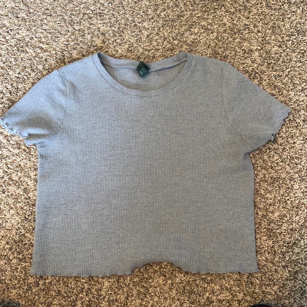 Grey cropped t-shirt